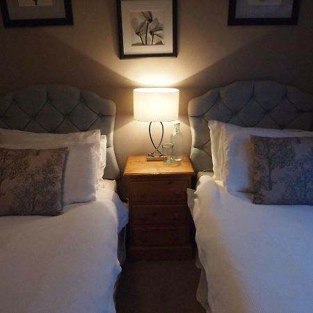 Friendly Home In South London Morden Екстериор снимка