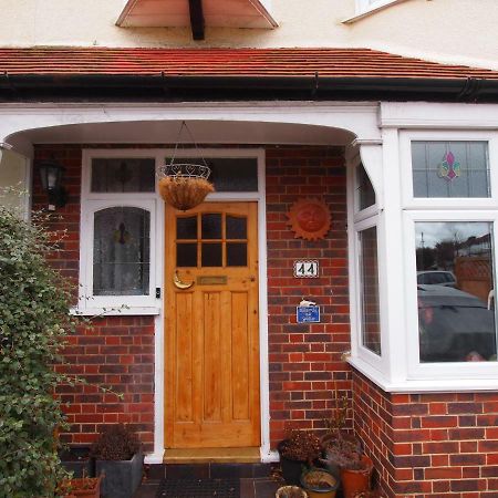 Friendly Home In South London Morden Екстериор снимка