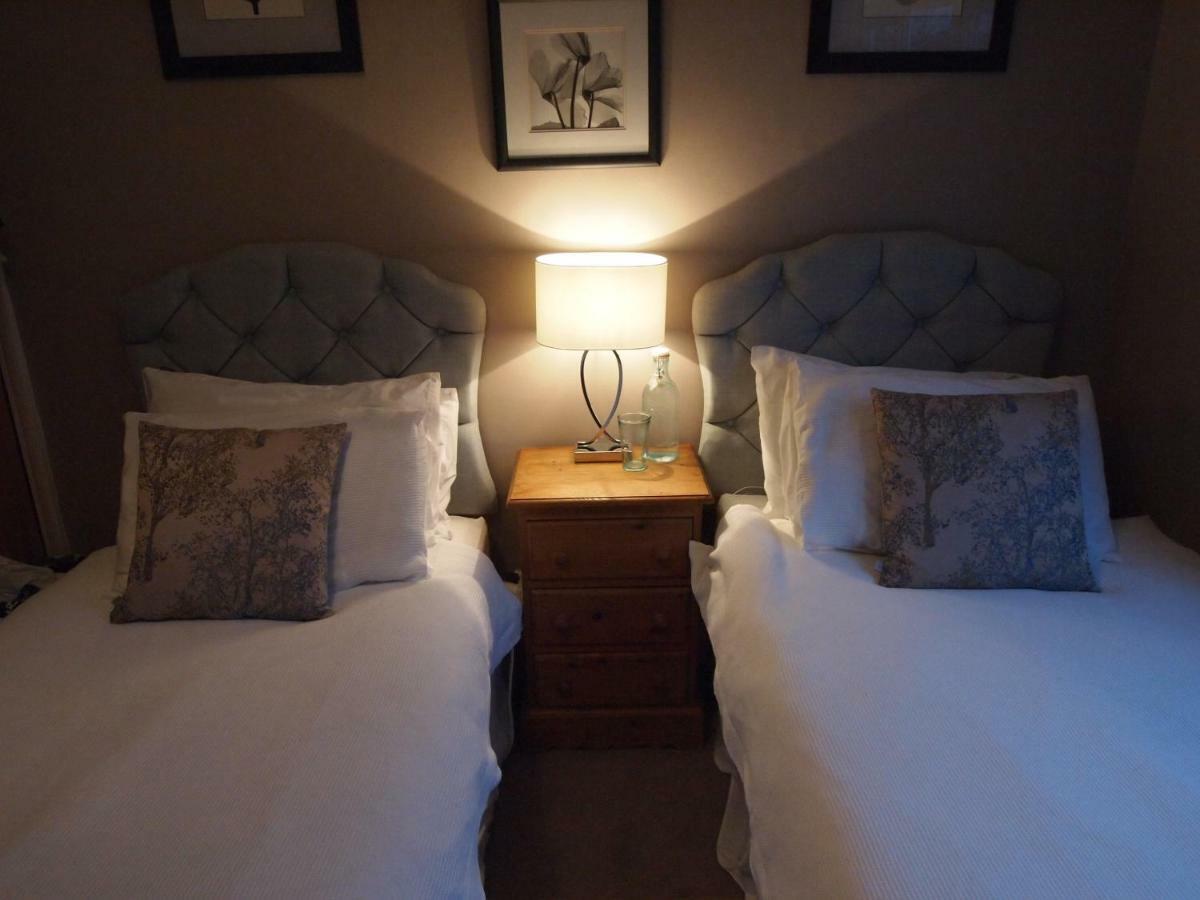 Friendly Home In South London Morden Екстериор снимка