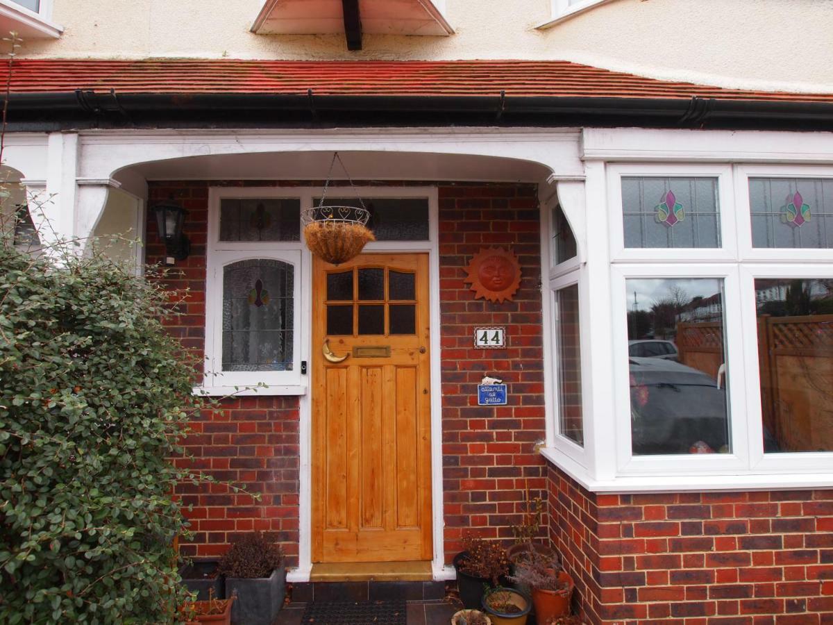 Friendly Home In South London Morden Екстериор снимка