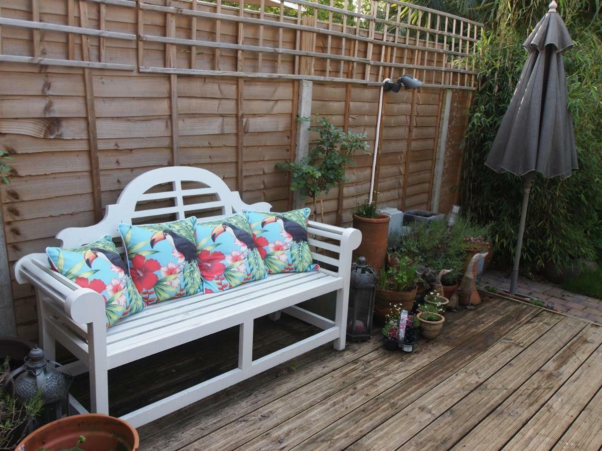 Friendly Home In South London Morden Екстериор снимка