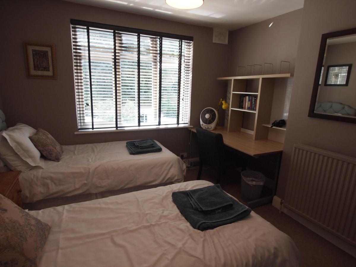 Friendly Home In South London Morden Екстериор снимка